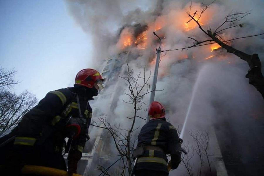 Az oroszok tüzet nyitottak egy 15 emeletes kijevi lakóépületre, egy ember meghalt