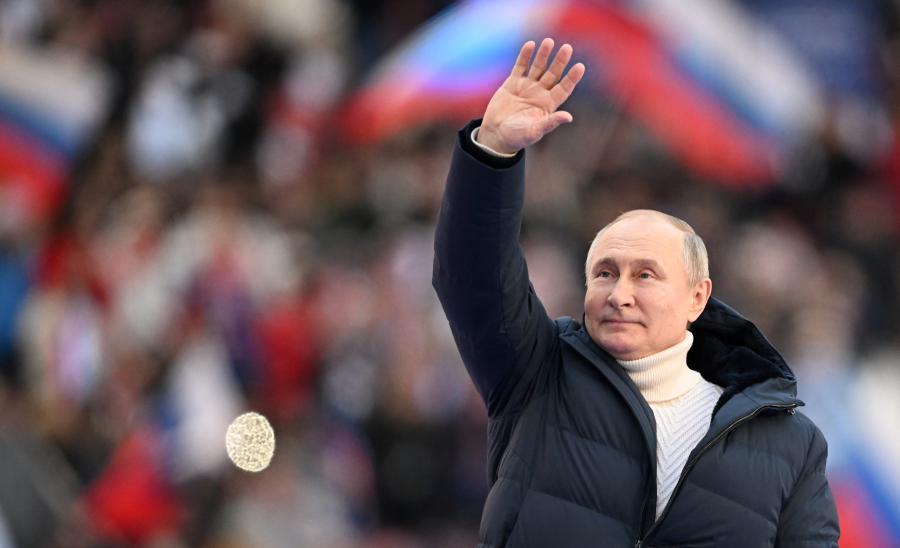 Vlagyimir Putyin hazaárulónak nevezett minden oroszt, aki kiáll a nyugati értékekért, aztán elment beszédet tartani a 4,5 millió forintos olasz kabátjában
