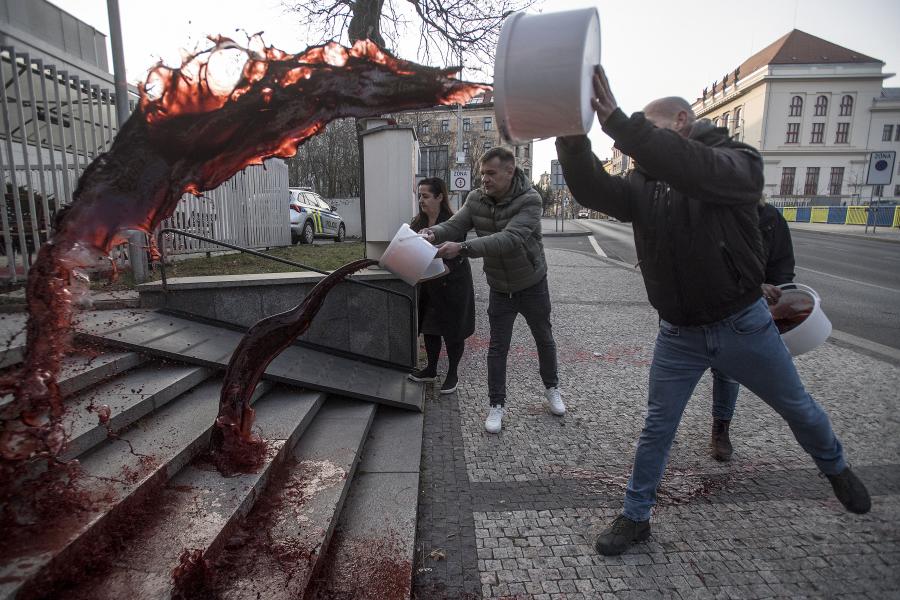 A háború áldozatainak vérét jelképező vörös festékkel öntötték le Oroszország prágai nagykövetségének bejáratát