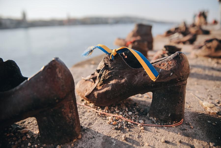 Cipők és ukrán nemzetiszín szalagok jelentek meg a budapesti Duna-parton