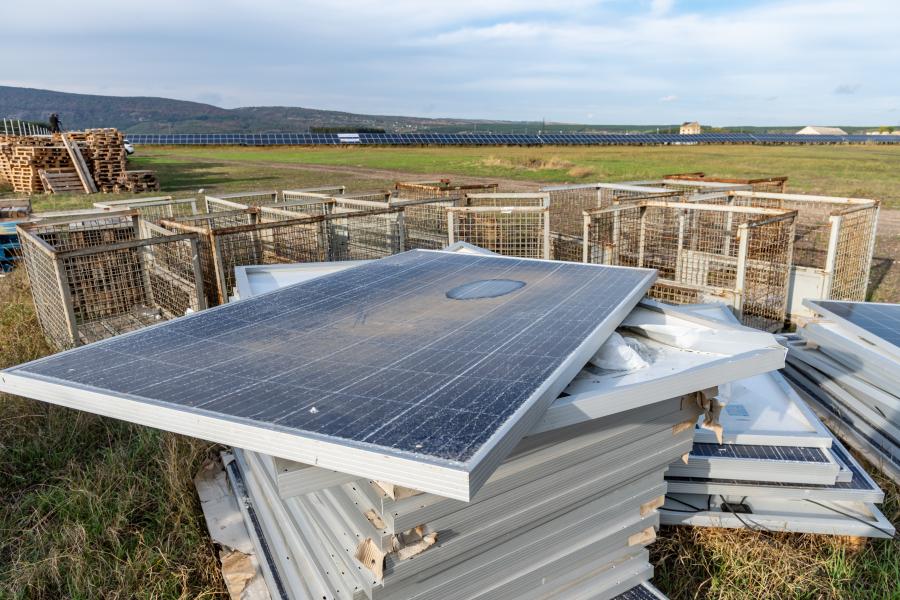 Rossz és elfogadhatatlan, de Magyarországon termőföldekre kerülnek a napelemek