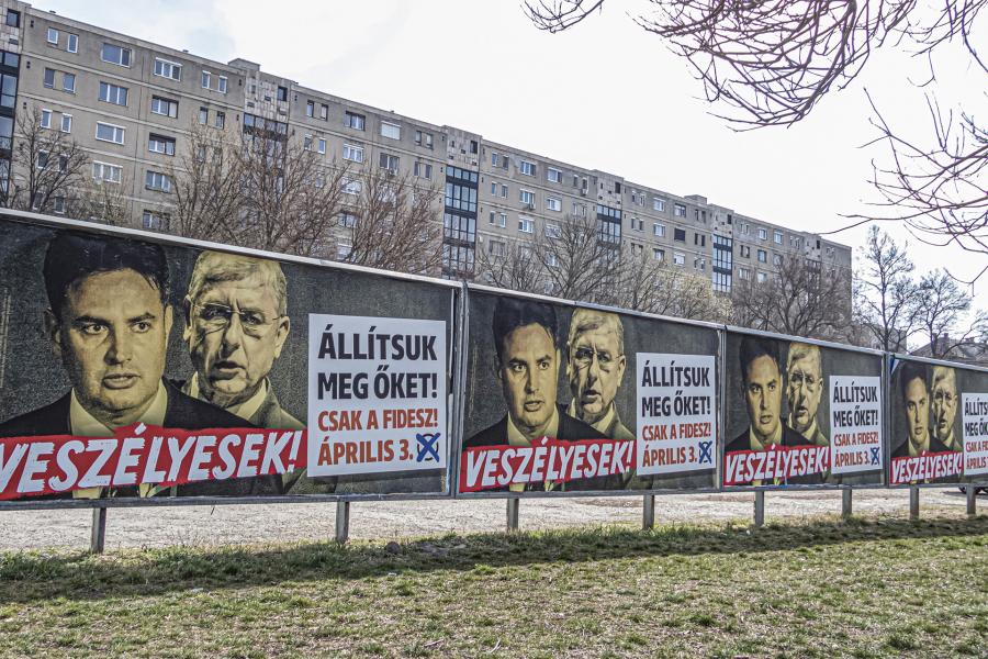 Nyolcszor annyi Fidesz-plakát van kint, mint ellenzéki, Orbán Viktor pártja már törvényt is sértett, hogy nyerjen
