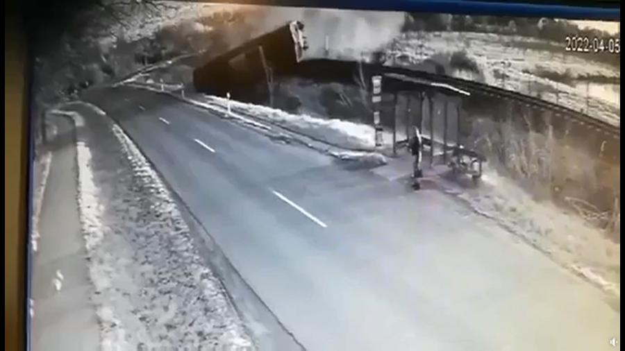A teherautó pirosnál sem lassított, videón az öt ember halálát okozó mindszenti vonatbaleset