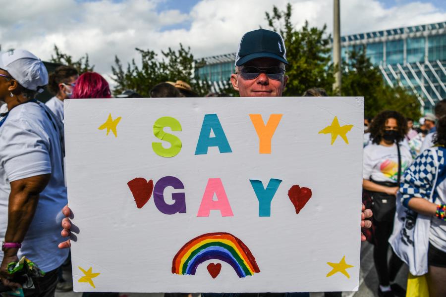 Orbán Viktor homofób kézikönyvéből tépett ki egy lapot az amerikai kormányzó, de ott senki nem fél tőle