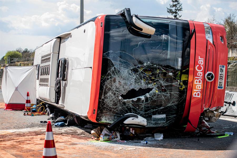 Tragikus buszbaleset: Két ember meghalt, öten súlyosan megsérültek egy belgiumi autópályán (fotók)