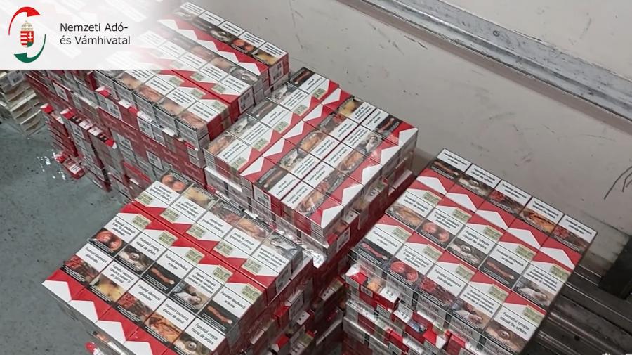 Négymillió forint értékű cigit foglaltak le a pénzügyőrök egy hűtött árut szállító furgonban (videó)