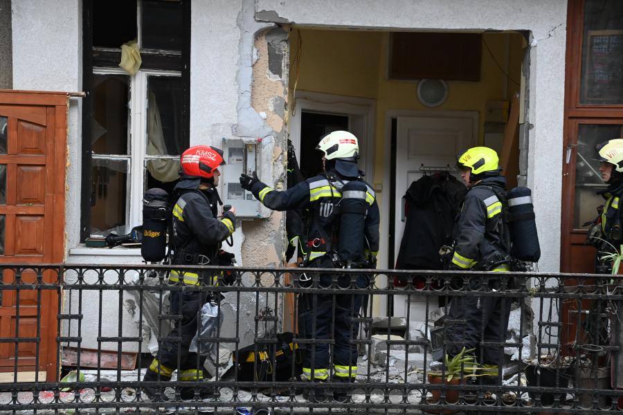 Akkora robbanás volt egy józsefvárosi lakásban, hogy a bejárati ajtó is kiszakadt a helyéről (fotók)