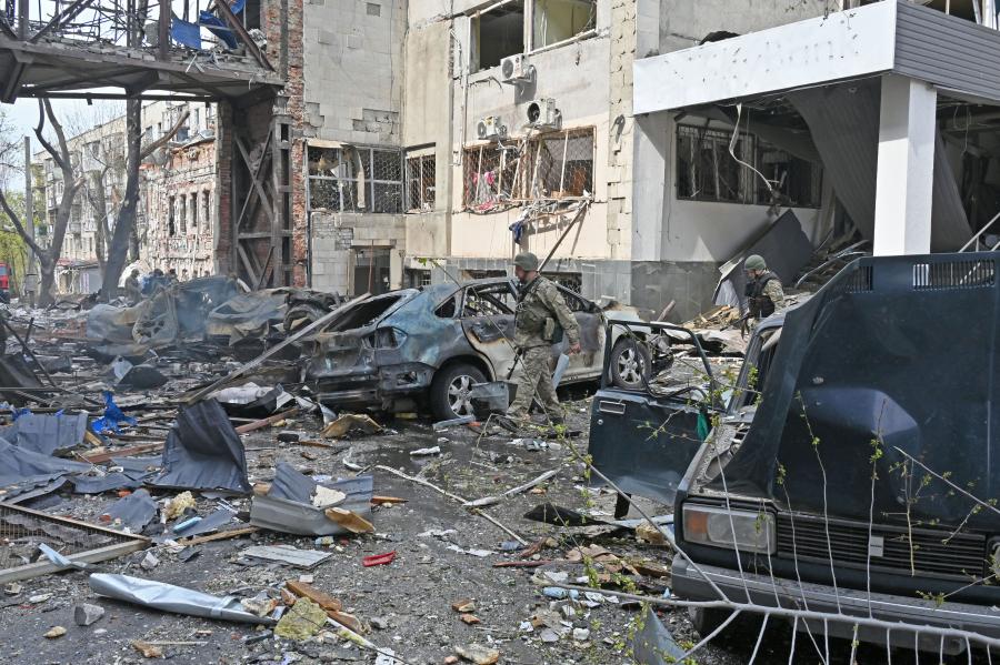 Tizennyolc ember meghalt, 100 felett a sebesültek száma Harkivban, rakéták csapódtak be Lviv városába - Percről percre
