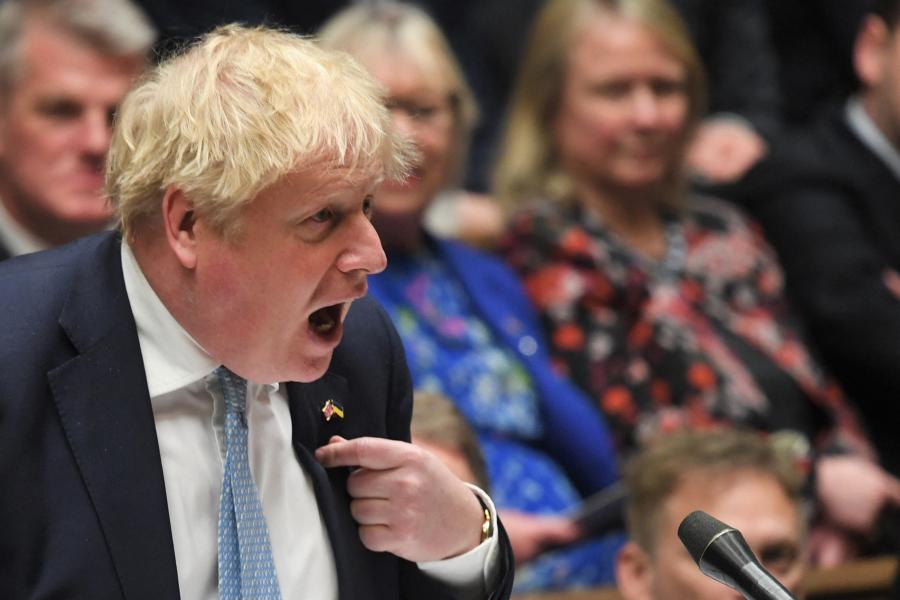Boris Johnson bocsánatot kért a karanténbuli miatt, de korántsem biztos, hogy ennyivel megússza