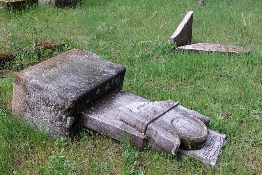 Megrongálták a budakeszi zsidótemető sírjainak csaknem felét