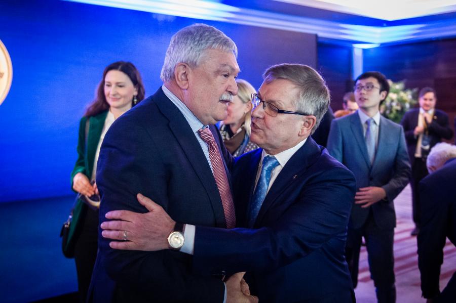 Matolcsy György változtatásra szólítja az Orbán-kormányt, Csányi Sándor szerint a rezsicsökkentés nem jó