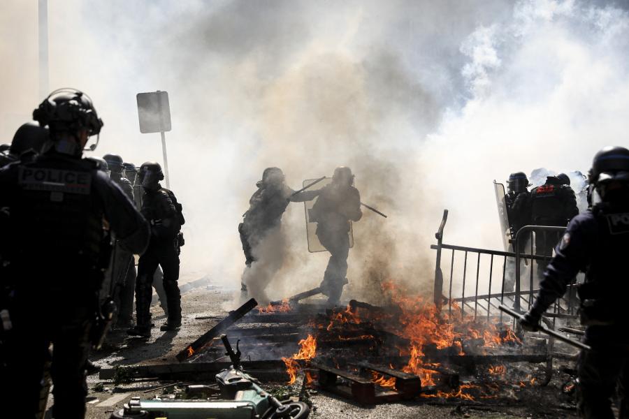 Elszabadult a pokol Párizsban: üzlethelyiségeket vertek szét, lángoltak a barikádok