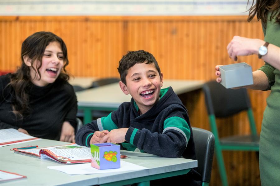 Anyanyelvükön szólalhatnak meg a roma gyerekek egy tiszavasvári iskolában, ez jobban segíti, hogy megtanuljanak magyarul