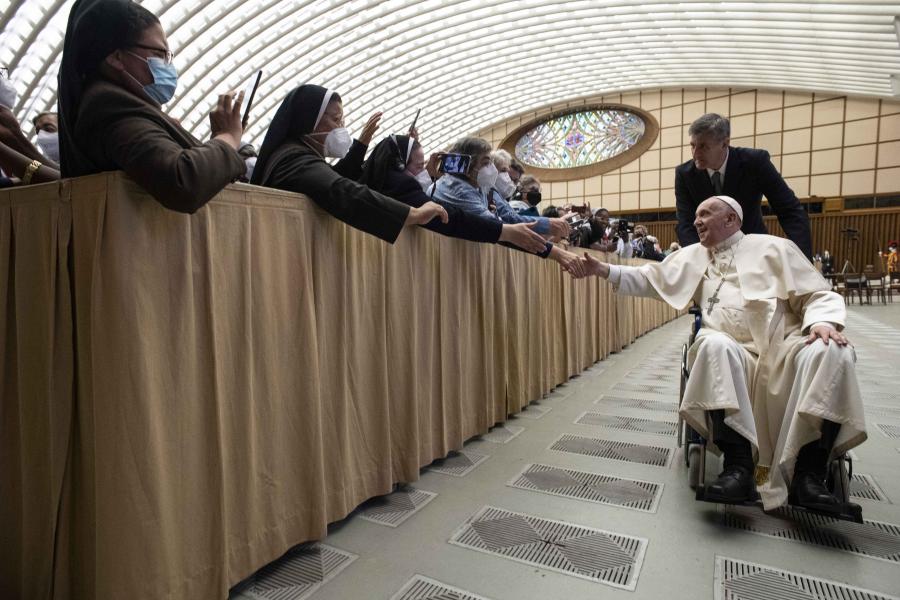 Ferenc pápa kerekesszékkel érkezett vatikáni találkozójára