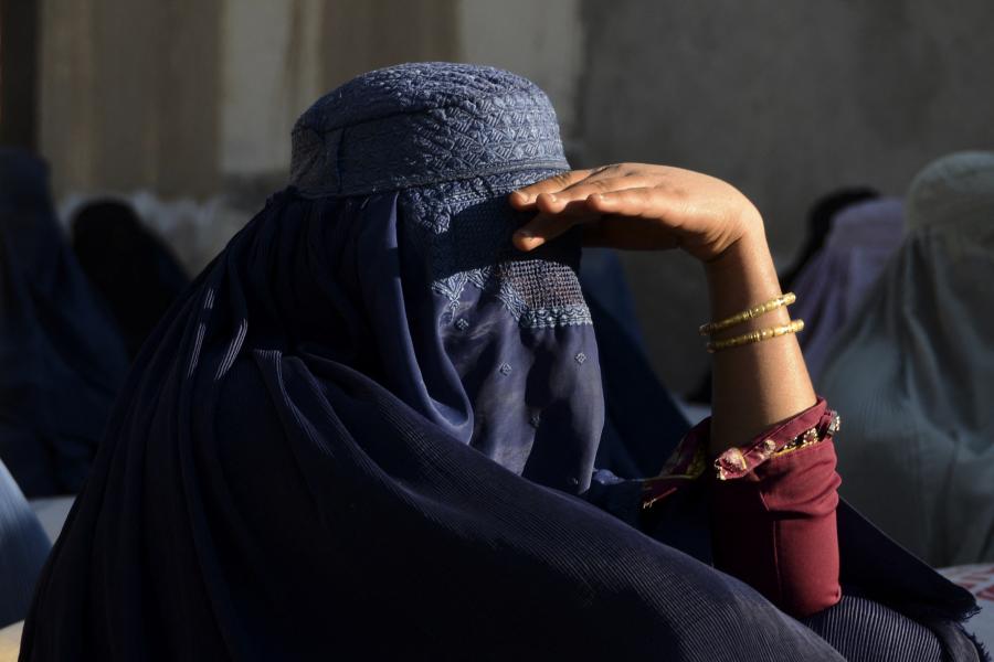 Kiadták a rendeletet a tálibok, a nők ezután csak az egész testüket elfedő ruhában léphetnek ki az utcára