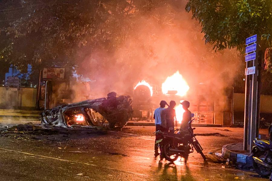 Katonák mentették ki az erőszakos tüntetők elől Sri Lanka lemondott miniszterelnökét