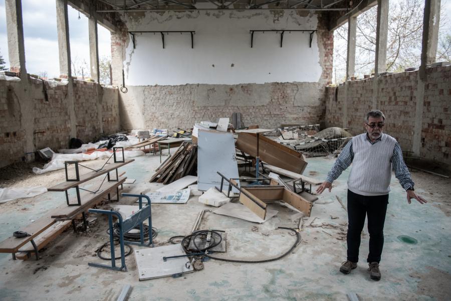 „Gyalázatos állapotok uralkodnak” - Romokban az ORÖ fenntartásában lévő iskola tornaterme, a pénz elfogyott, a felújítás leállt