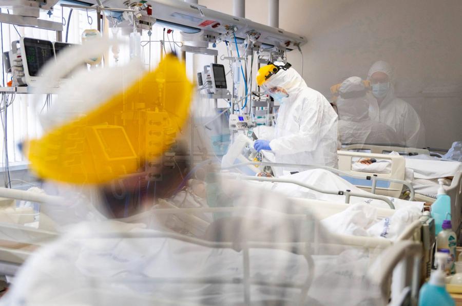 Heti vírus: 77-en veszítették életüket, 1015 koronavírusos beteget ápolnak kórházban