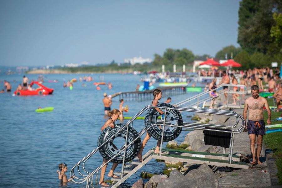 Elő a fürdőruhákkal, 20-22 fokos a Balaton vize