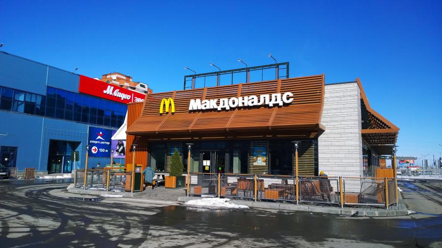 Nem lesz többé McDonald's Oroszországban, a szintén távozó Renault helyén újra elkezdik a Moszkvics gyártását