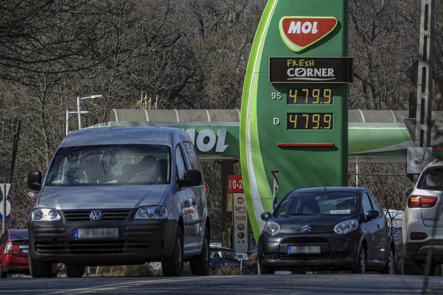 A többségnek az árstopos üzemanyag is drága: van, aki ritkábban használja az autóját, de olyan is, aki lassabban megy, hogy spóroljon