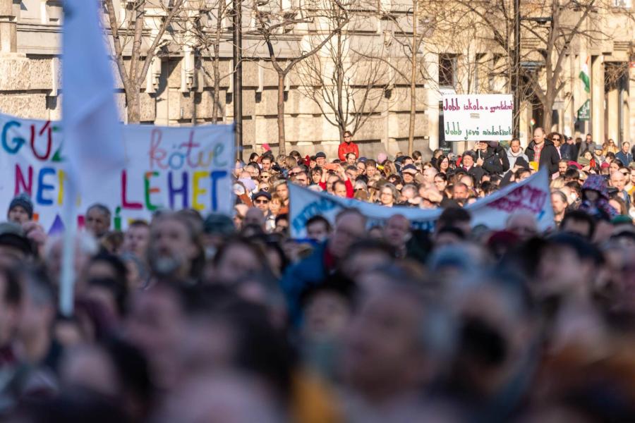 Az Orbán-kormány gyorsan oda is vágott, törvényben hallgattatná el a lázadó tanárokat