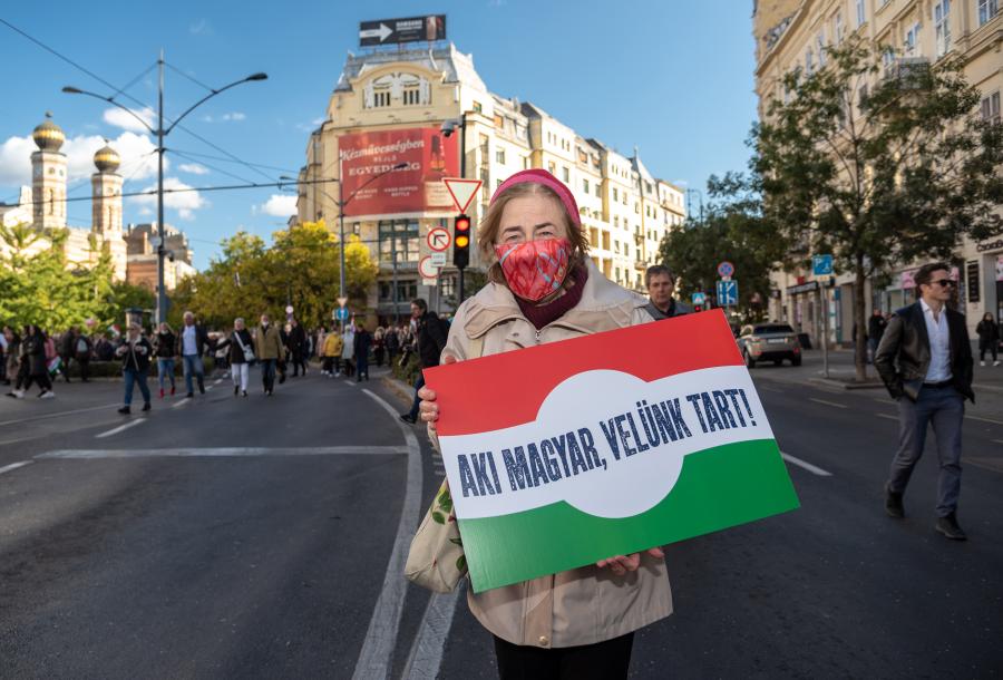 A „magyar érdek” mindenkit térdre kényszerít az ukrán elnöktől az Európai Unióig, Orbán Viktor arra használja, hogy mindenki mást kizárjon a magyarságból