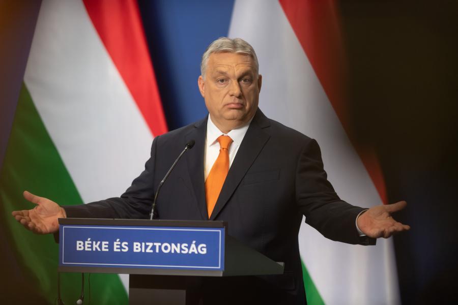 Orbán Viktor karizmájával építi a vezérdemokráciát, de folyamatos válságot kell generálnia, hogy népe elhiggye, csak az ő rendkívüli képességeiben bízhat