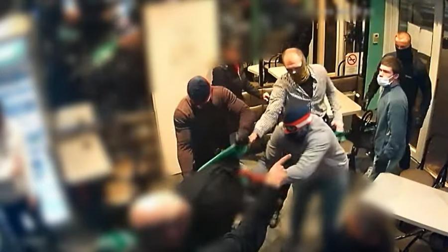 Videón, ahogy Leverkusen-drukkerek és fradisták verekednek egy kőbányai presszóban
