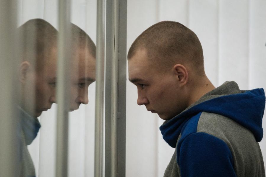 Életfogytig tartó börtönbüntetésre ítélték az első orosz katonát, akit Ukrajnában bíróság elé állítottak