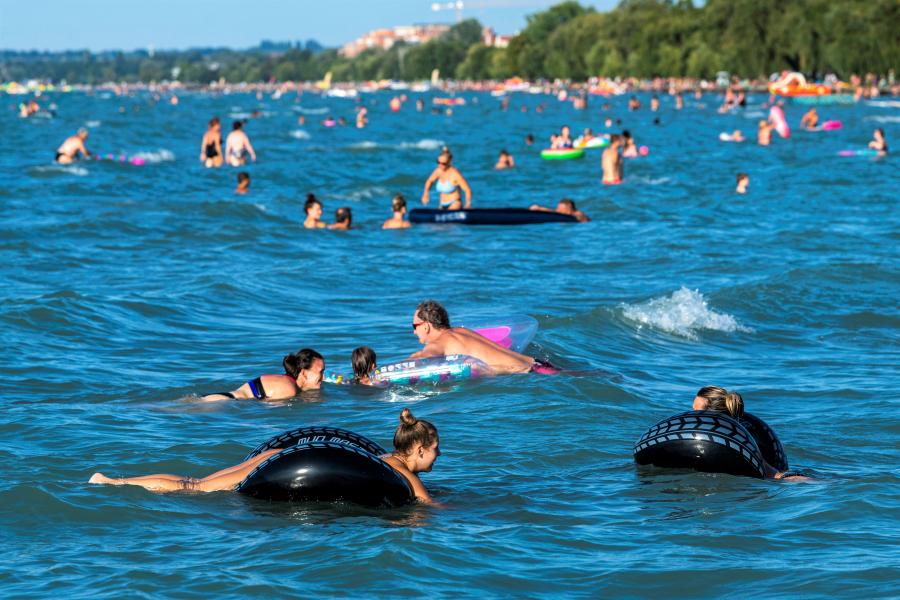 Van, ahol csak 10-20 százalékkal, máshol akár a duplájára is drágulhatnak a strandbelépők a Balatonon