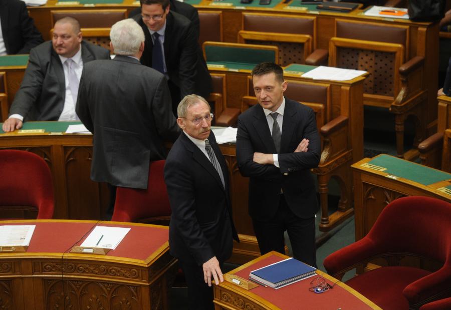 Orbán ejtette Rogánt, Pintér helyett magához vonta a Védelmi Tanács vezetését