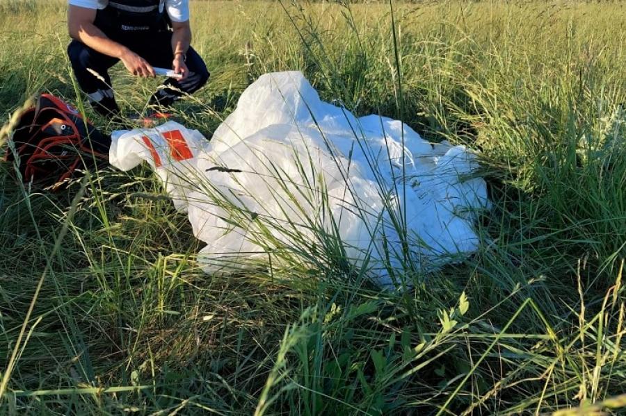 Nem nyílt ki az ejtőernyő, a földnek csapódott egy férfi a börgöndi repülőtéren