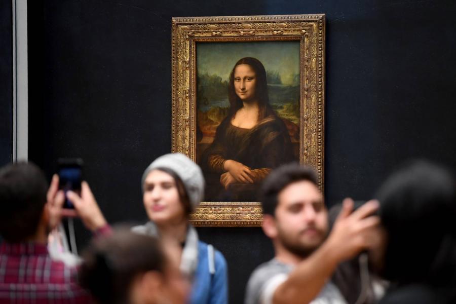 Tortával támadt a Mona Lisára egy kerekesszékes, nőnek álcázott férfi a Louvre-ban (videó)