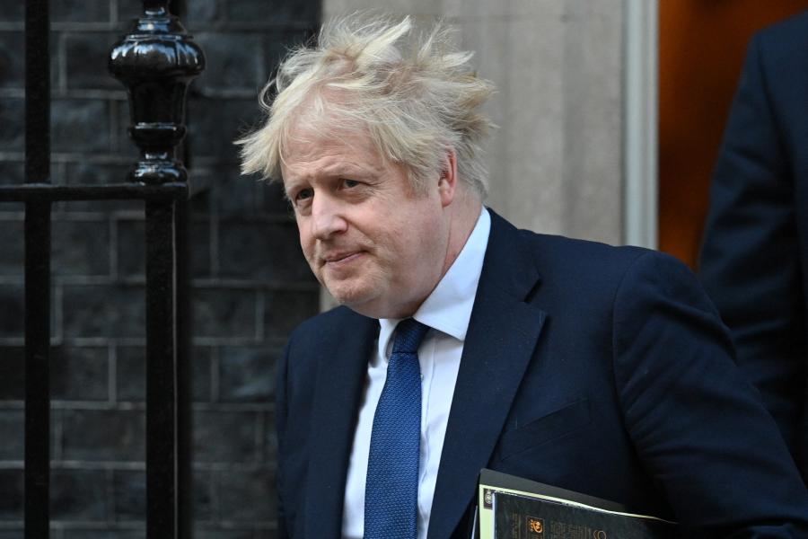 Boris Johnson saját háziját osztályozza