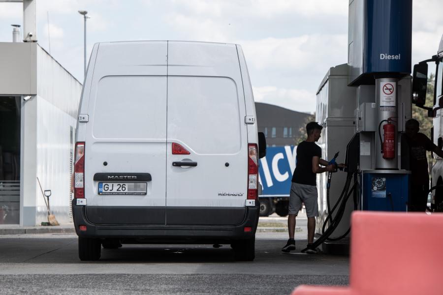 Lázadnak a külföldi autósok, amiért drágábban jutnak üzemanyaghoz, mint magyar társaik, bíróság elé viszik az ügyet