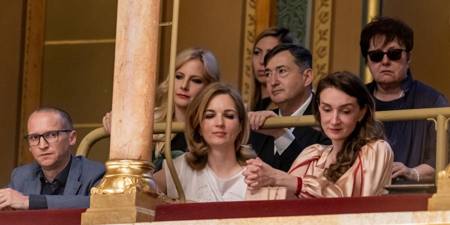 Kálmán Olga megkérdezte Orbán Viktortól, miért lehetett jelen az eskütételén Mészáros Lőrinc és Várkonyi Andrea