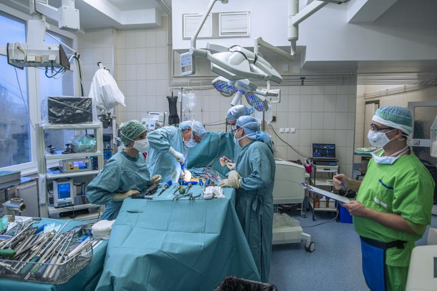 Nincs orvos, fél gőzzel gyógyítanak a magyar kórházakban, de így sem elég a pénz