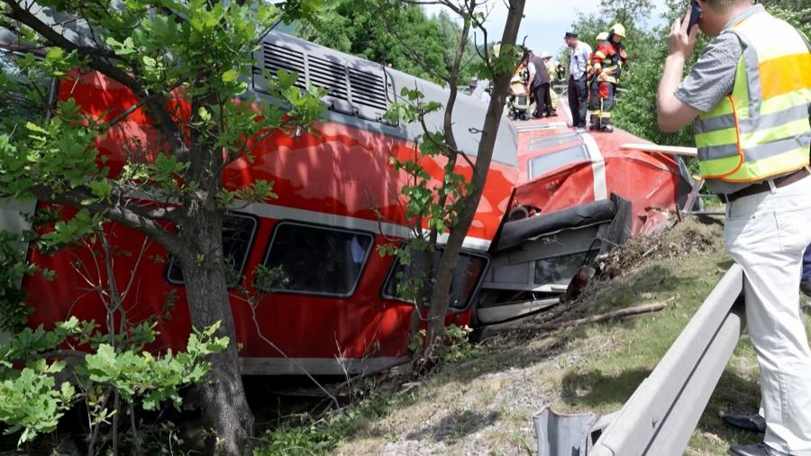 Vonatszerencsétlenség: legkevesebb hárman meghaltak, 60-an megsérültek a Bajor-Alpokban