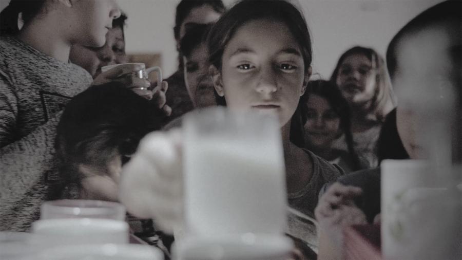 Milk: rövidfilmmel segítenek a sziráki kisiskolásokon, ők is szerepelnek a Móra novella alapján forgatott történetben