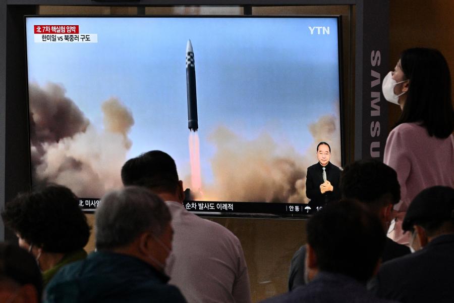 Észak-Korea nyolc rövid hatótávolságú ballisztikus rakétát lőtt ki