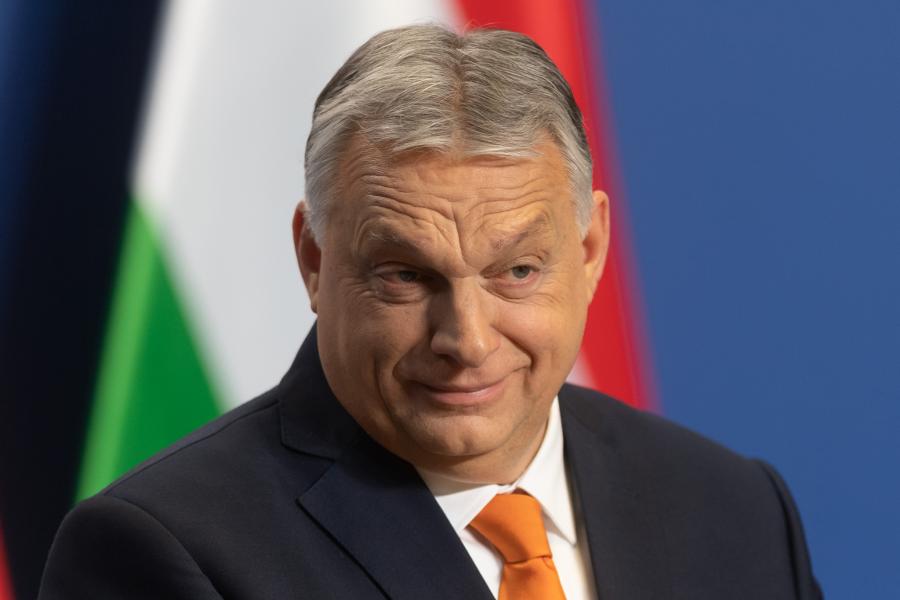 Csőből folyó vérrel, tánccal és Kis Grófóval tüntettek Orbán Viktor ellen a lengyelek