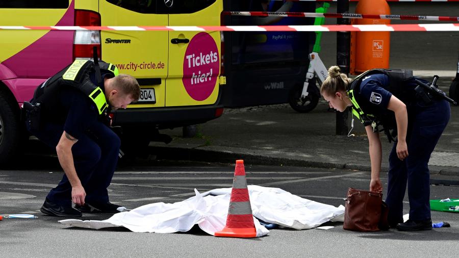 Autó hajtott a tömegbe Berlinben, egy ember meghalt