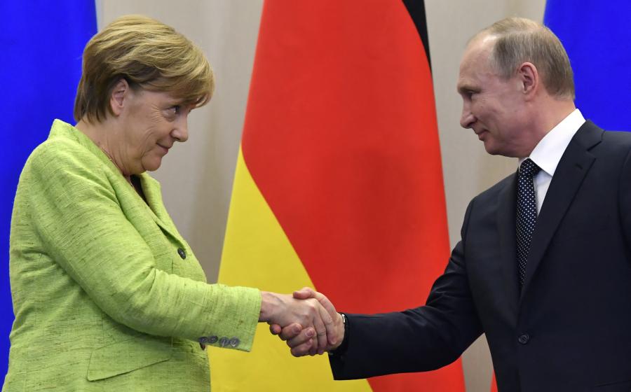 Angela Merkel rosszul érezné magát, ha nem állt volna szóba Vlagyimir Putyinnal, ő nem is akarta, hogy Ukrajna NATO-tag legyen