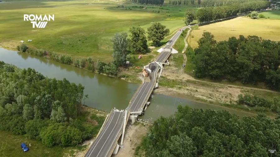 Pár hónappal a felújítás után leszakadt egy romániai híd (videó)