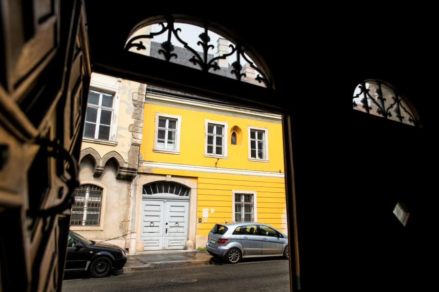 A bérlők fele megvásárolná lakását, ám a Budavári Önkormányzat még egyetlen vételi ajánlatot sem küldött ki az érintetteknek