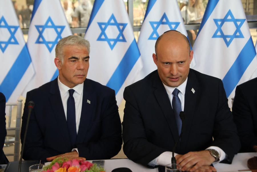 Az izraeli kormányfő és külügyminiszter megállapodott, feloszlatják a parlamentet, új választásokat írnak ki