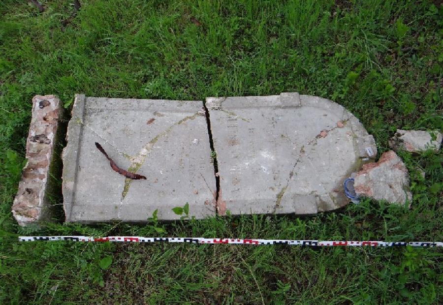 Tizenhárom éves gyerekek dúlták fel a budakeszi zsidó temetőt 