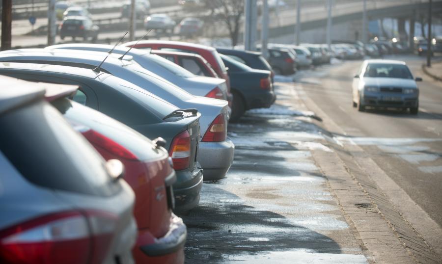 Niedermüller Péter: Tévedés, hogy mindenkinek alapvető joga közterületen a saját autójával parkolni