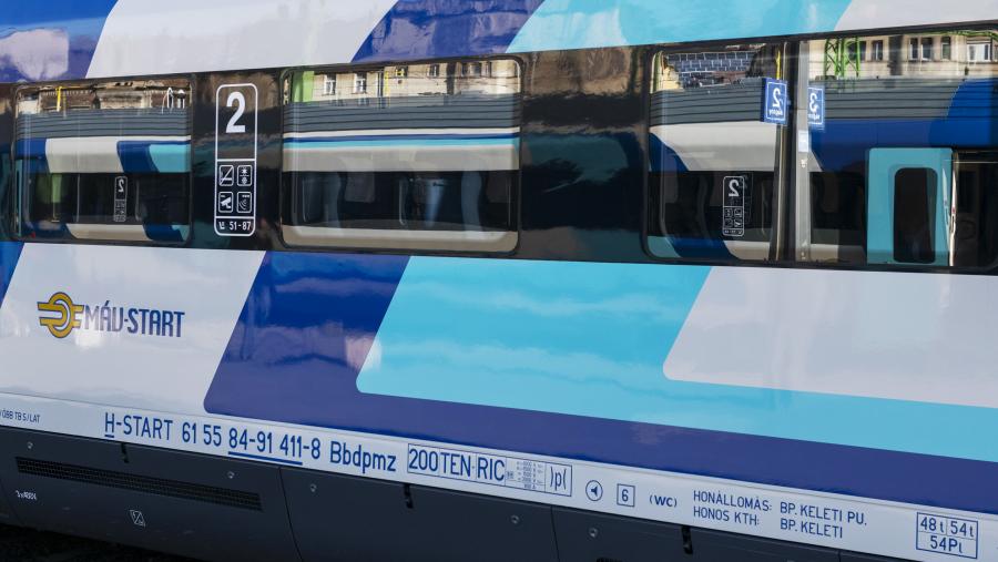 Meghibásodott, klíma nélküli vonatban rekedtek az utasok a Keleti pályaudvaron